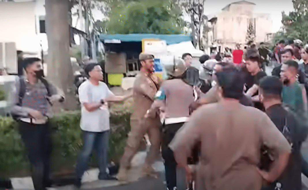 Polisi dan Demonstran Bentrok di Medan, Seorang Massa Diduga Wartawan Roboh Dianiaya